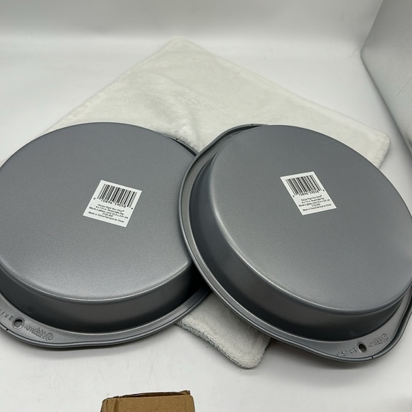 Wilton 9”x 1.5” Round Cake Pans-Non-Stick-2 Pans Set - Picture 5 of 6